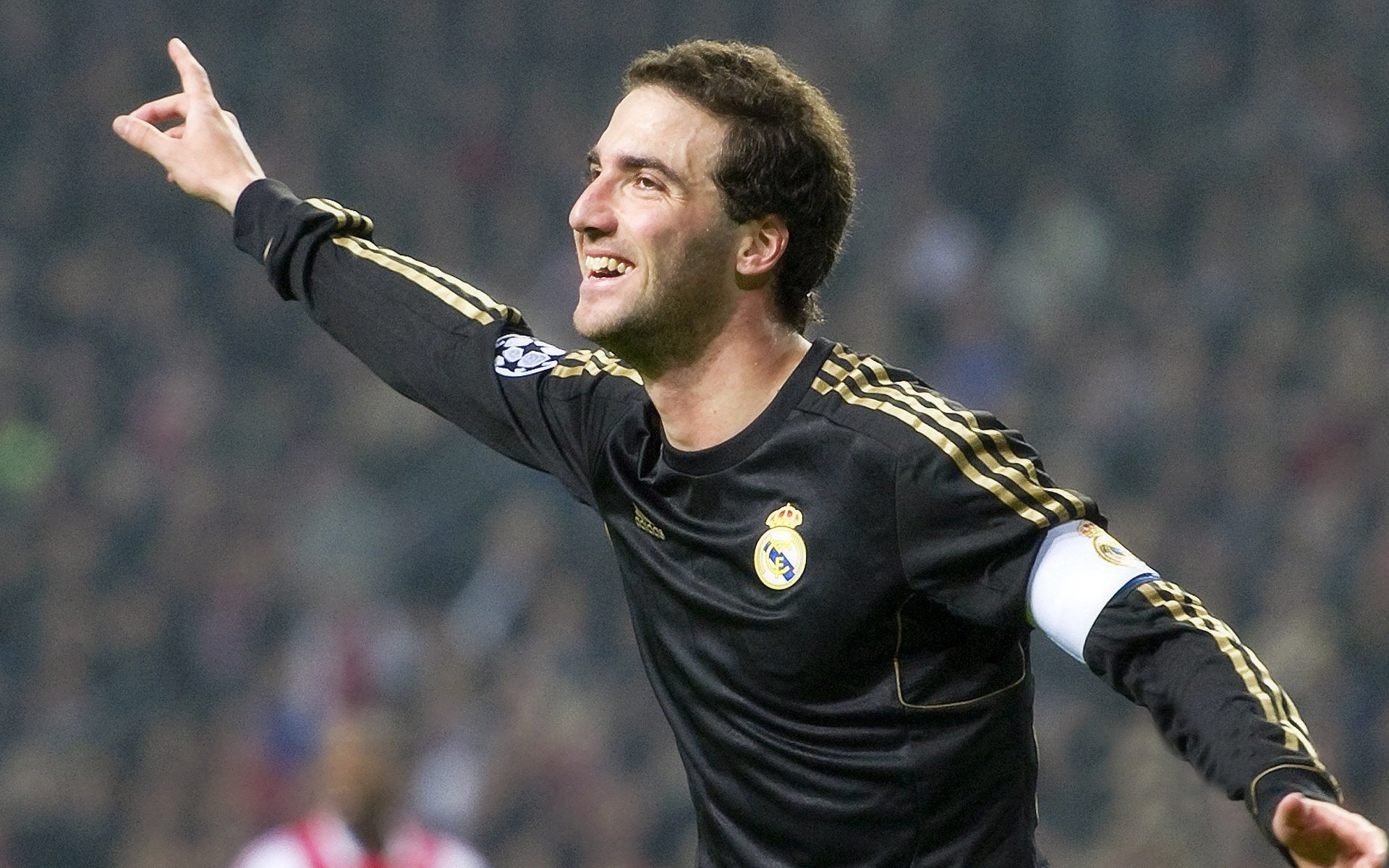 德甲防守战术调整对中场控制力的影响分析，德甲中场球员